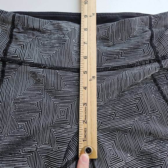 Lululemon Pace Rival Crop Leggings Women Size 4 Black White Geometric Activewear - Picture 11 of 14